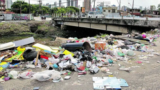 Imagem ilustrativa da notícia Lixo toma conta de travessa por causa de descarte ilegal