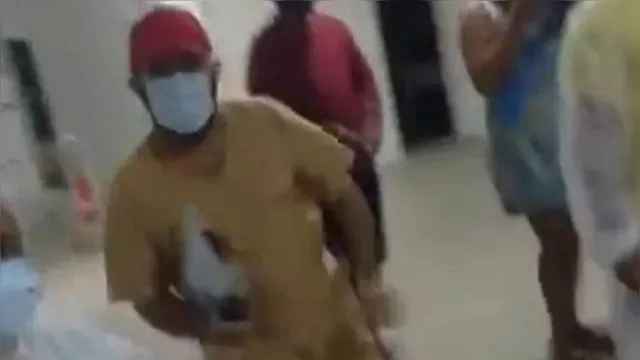 Imagem ilustrativa da notícia Médico surta e dá 'voadora' em acompanhante de paciente; veja o vídeo