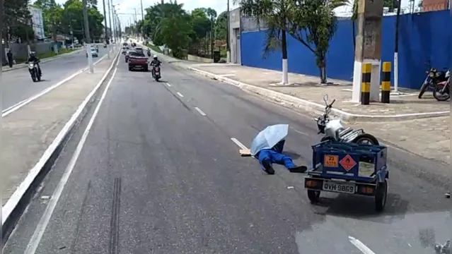 Imagem ilustrativa da notícia Motociclista sofre acidente na Mário Covas e trânsito fica lento na rodovia; veja o vídeo