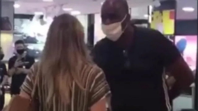 Imagem ilustrativa da notícia Homem é vítima de racismo dentro de shopping e reage