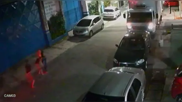 Imagem ilustrativa da notícia Vídeo mostra homem assaltando criança e mulher na Sacramenta