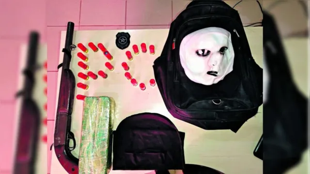 Imagem ilustrativa da notícia Drogas, munições e máscara são encontradas com acusado