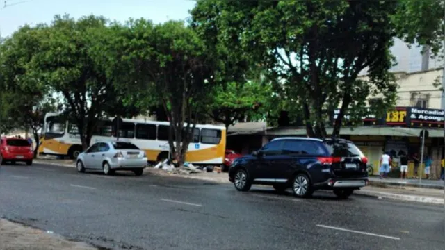 Imagem ilustrativa da notícia Ônibus descontrolado colide com carro e fica atravessado em avenida de Belém