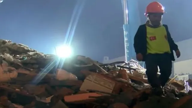 Imagem ilustrativa da notícia Anão vira herói ao rastejar sobre escombros para resgatar vítimas de terremoto na Turquia