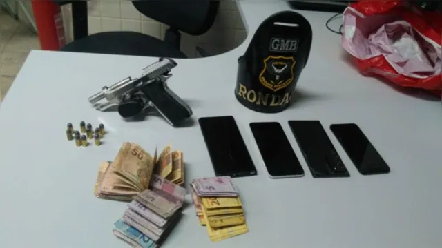 Imagem ilustrativa da notícia Dono de carrão é preso com arma de fogo após se recusar fazer teste do bafômetro na Doca