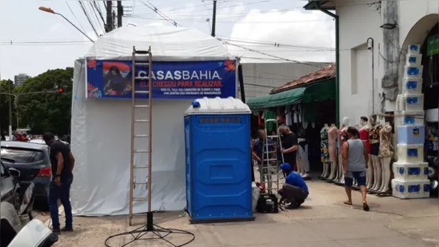 Imagem ilustrativa da notícia Casas Bahia instala tenda e banheiro impedindo passagem de pedestres em Belém