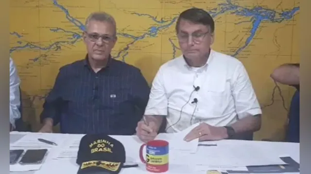Imagem ilustrativa da notícia Bolsonaro usa caneca com rótulo de cloroquina em live no Pará