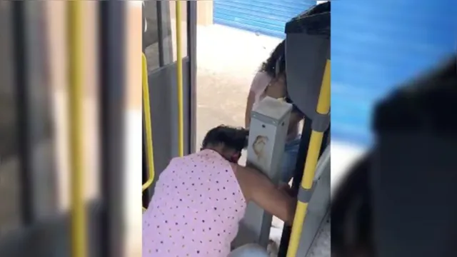 Imagem ilustrativa da notícia Vídeo: briga por causa de máscara termina com mulher sangrando dentro de ônibus