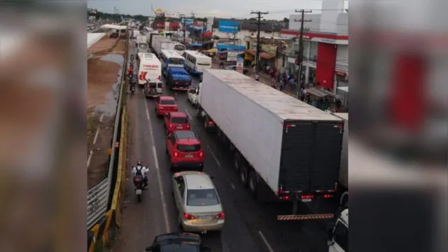 Imagem ilustrativa da notícia Rio Uriboca transborda e trânsito na BR-316 fica lento; acompanhe!