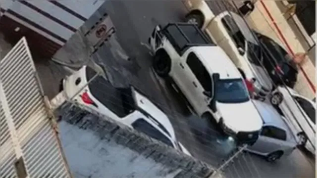 Imagem ilustrativa da notícia Descontrolado, motorista de caminhonete passa por cima de outro carro após acidente