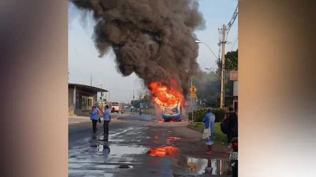 Imagem ilustrativa da notícia Ônibus pega fogo na avenida Augusto Montenegro; veja o vídeo e acompanhe o trânsito