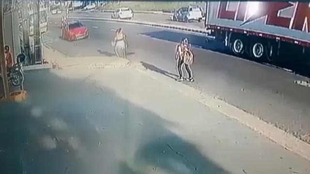 Imagem ilustrativa da notícia Vídeo: carro desgovernado atinge mulher em Belém