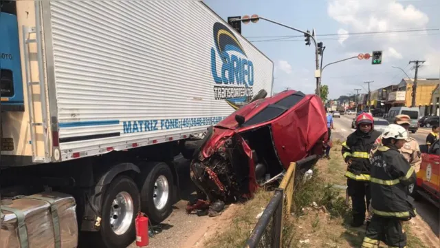Imagem ilustrativa da notícia Colisão com caminhão deixa carro completamente destruído na BR-316