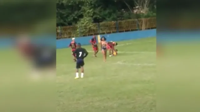 Imagem ilustrativa da notícia Mulher invade partida de futebol e deixa criança com jogador; veja o vídeo