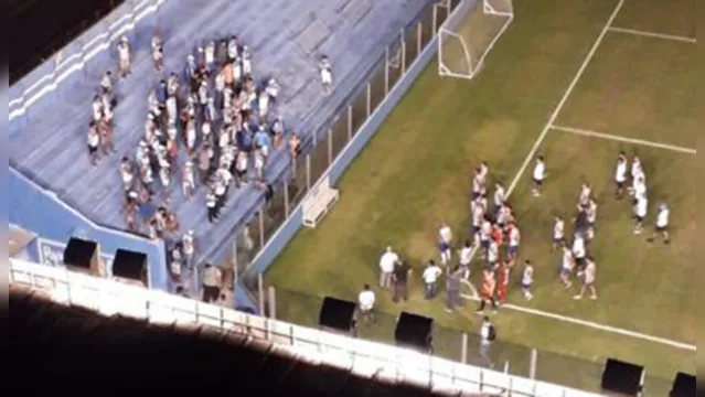 Imagem ilustrativa da notícia Torcida cobra jogadores do Paysandu após treino na Curuzu