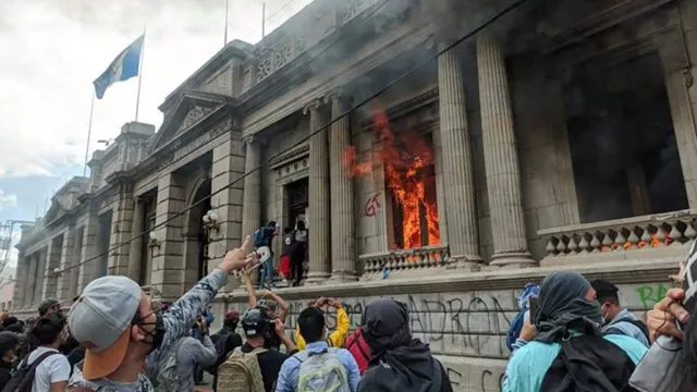Imagem ilustrativa da notícia Manifestantes
pedem renúncia do presidente da Guatemala e incendeiam Congresso