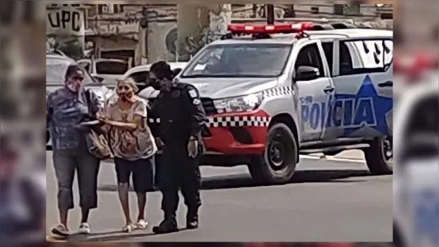 Imagem ilustrativa da notícia Foto de policiais ajudando idosa a atravessar avenida em Belém repercute