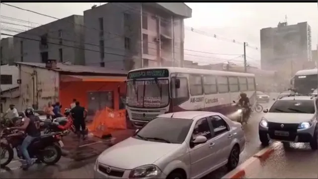 Imagem ilustrativa da notícia Ônibus pega fogo em movimentada avenida de Belém; veja vídeo