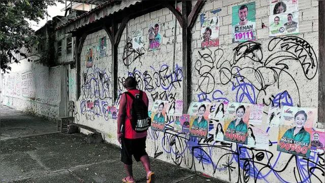 Imagem ilustrativa da notícia De prédios públicos a estações de ônibus, pichações estão por toda a parte em Belém
