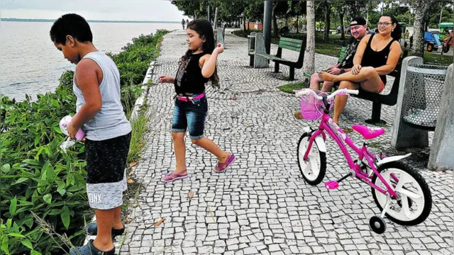 Imagem ilustrativa da notícia Famílias aproveitaram domingo  para passear nas praças de Belém