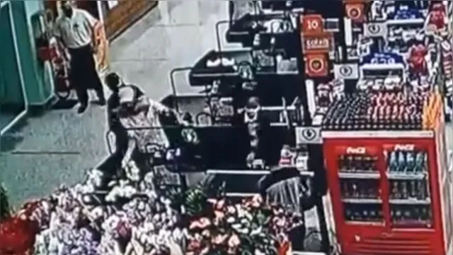 Imagem ilustrativa da notícia Vídeo: segurança aplica "mata-leão" e impede assalto a supermercado