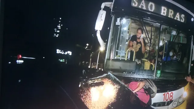 Imagem ilustrativa da notícia Colisão entre carro e ônibus deixa trânsito lento na Almirante Barroso
