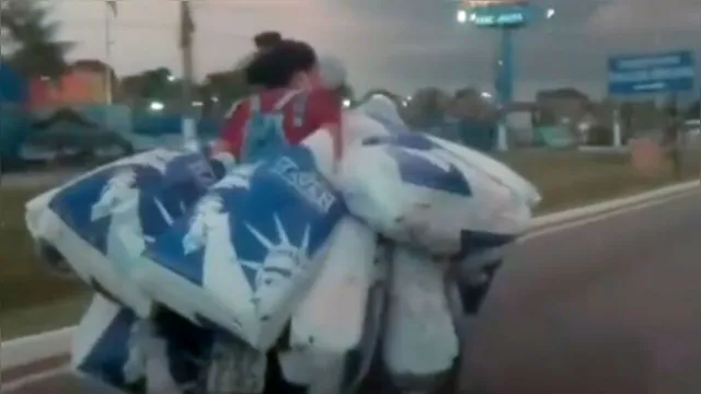 Imagem ilustrativa da notícia Vídeo: casal em moto é flagrado com várias sacolas de compras em Belém