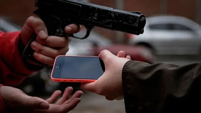 Imagem ilustrativa da notícia Ladrão rouba celular e o usa para pedir ajuda após ser atropelado por dono do aparelho