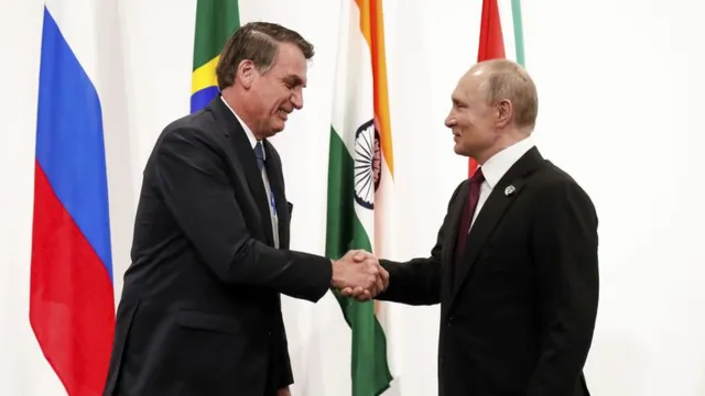 Imagem ilustrativa da notícia Bolsonaro publica vídeo em que recebe elogios de Putin por 'qualidades masculinas'