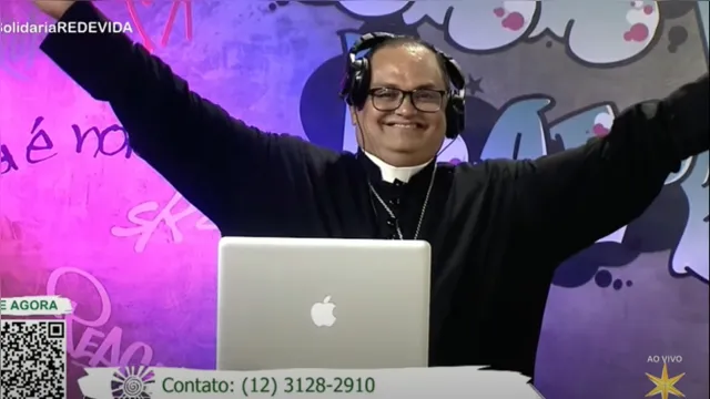 Imagem ilustrativa da notícia Padre DJ viraliza ao fazer live de 'balada santa' com religiosos. Assista