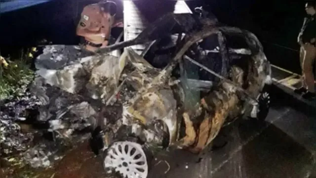 Imagem ilustrativa da notícia Homem mata namorada, bate carro na fuga e morre carbonizado