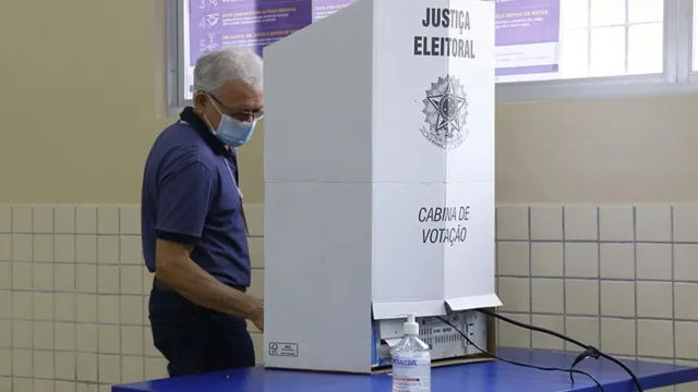 Imagem ilustrativa da notícia Barroso
ironiza críticas às urnas eletrônicas e enaltece eleição
