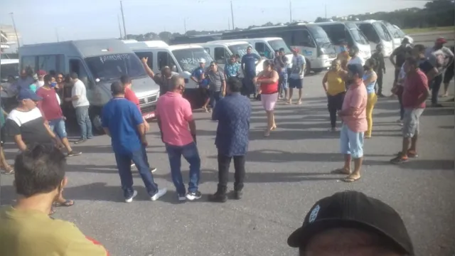 Imagem ilustrativa da notícia Prefeitura dá licença a apenas quatro cooperativas de vans e motoristas protestam em Belém