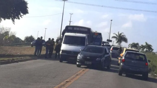 Imagem ilustrativa da notícia Colisão entre van e ônibus causa congestionamento no Coqueiro. Veja o trânsito em Belém!