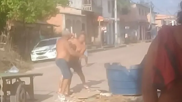 Imagem ilustrativa da notícia Imagens fortes: homem usa pá e agride idoso na cabeça durante briga em Belém