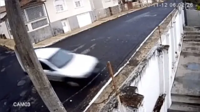 Imagem ilustrativa da notícia Vídeo impressionante: carro em alta velocidade atravessa muro