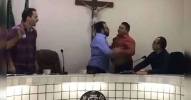 Imagem ilustrativa da notícia Muita onda: vereadores brigam ao vivo durante sessão. Veja o vídeo!