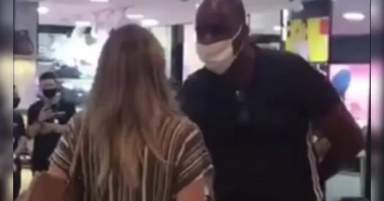 Imagem ilustrativa da notícia Homem é vítima de racismo dentro de shopping e reage