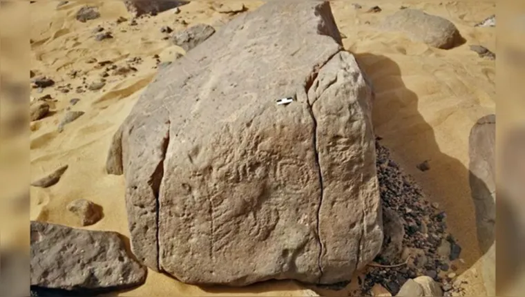 Imagem ilustrativa da notícia Arqueólogos encontram hieróglifos do "Escorpião Rei" em rocha no Sudão