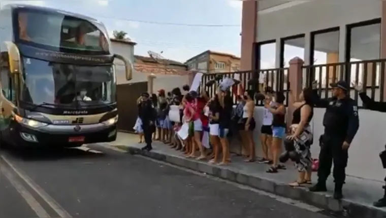 Imagem ilustrativa da notícia Mulheres
protestam em frente ao hotel onde goleiro Bruno está no Pará