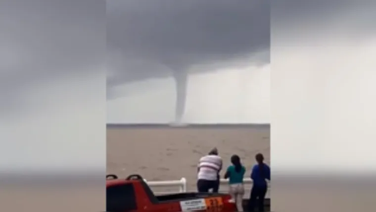 Imagem ilustrativa da notícia Tromba d'água gigante é filmada na orla de Macapá. Veja o vídeo