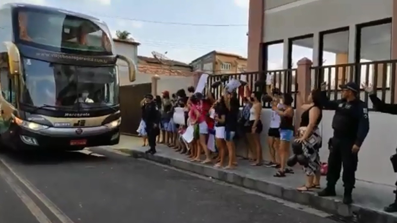 Imagem ilustrativa da notícia: Mulheres
protestam em frente ao hotel onde goleiro Bruno está no Pará