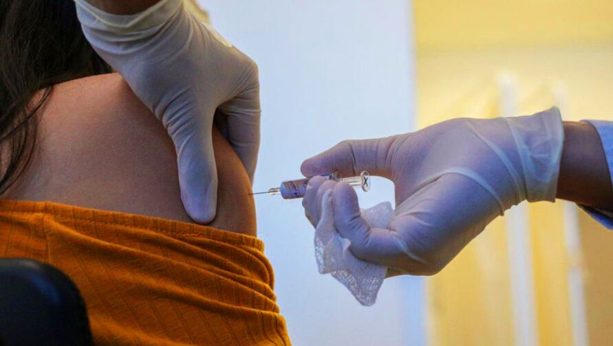 Quatro vacinas estão em fase de teste no Brasil.