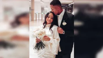 O jogador de futebol João Pedro, ex-namorado de Mel Maia, se casou com a youtuber Carol Assis, em cerimônia intimista realizada em Londres.