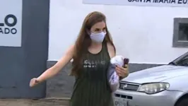 Suzane deixou a prisão por volta das 8h15, usando máscara de proteção contra o coronavírus