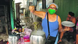 Telma Santos vende tacacá na avenida Bernardo Sayão