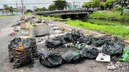 Moradores estão vivendo em meio ao lixo.