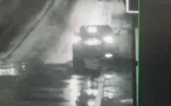 Momento em que a arma é entregue foi registrado por câmeras de segurança