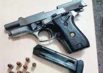 Mateus Augusto Machado Furtado, de 24 anos, e a arma apreendida. Ele foi preso pelos cabos PMs Cirineu, Cruz e Barbosa