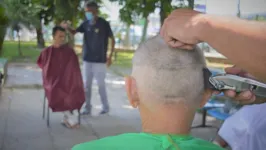 Imagem ilustrativa da notícia Cortes de cabelos elevam autoestima de pacientes no Hospital Metropolitano